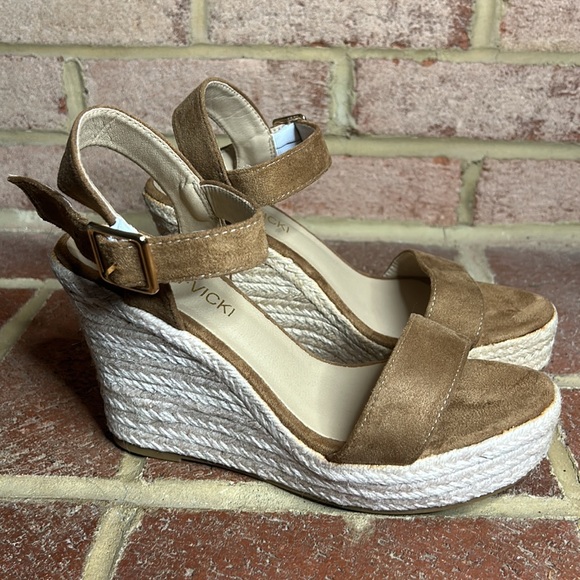 Vicki Vicki Tan Wedges - Picture 3 of 5